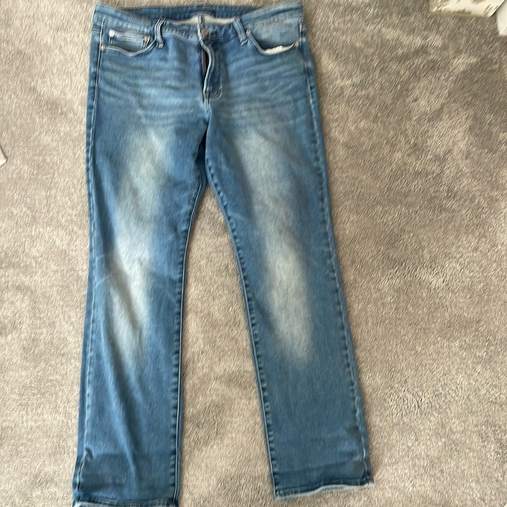Lucky brand mid rise, straight jeans. Like new!!